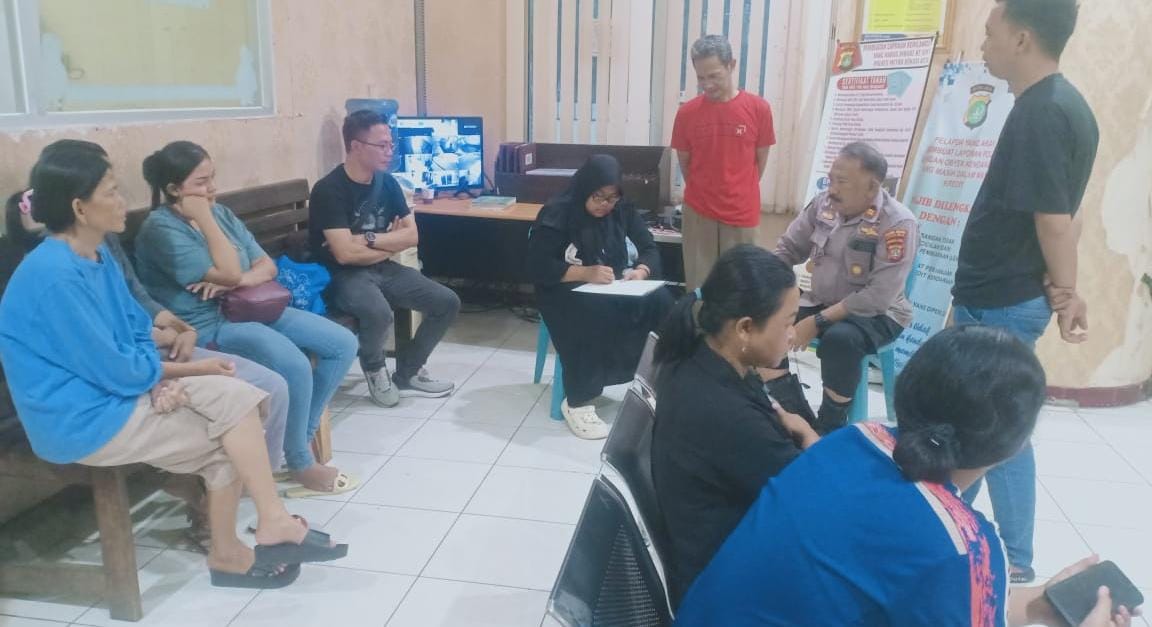 SPK Polsek Medansatria Iptu Eko Herutomo bersama Bhabinkamtibmas Kelurahan Medan Satria Aipda Madaris memdiasi warga yang ribut. Foto: Ist