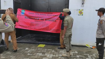Penyegelan bangunan tak berizin di Kelurahan Pekayon Jaya, Kecamatan Bekasi Selatan, Kota Bekasi, Senin (14/4/2025). Foto: Ist