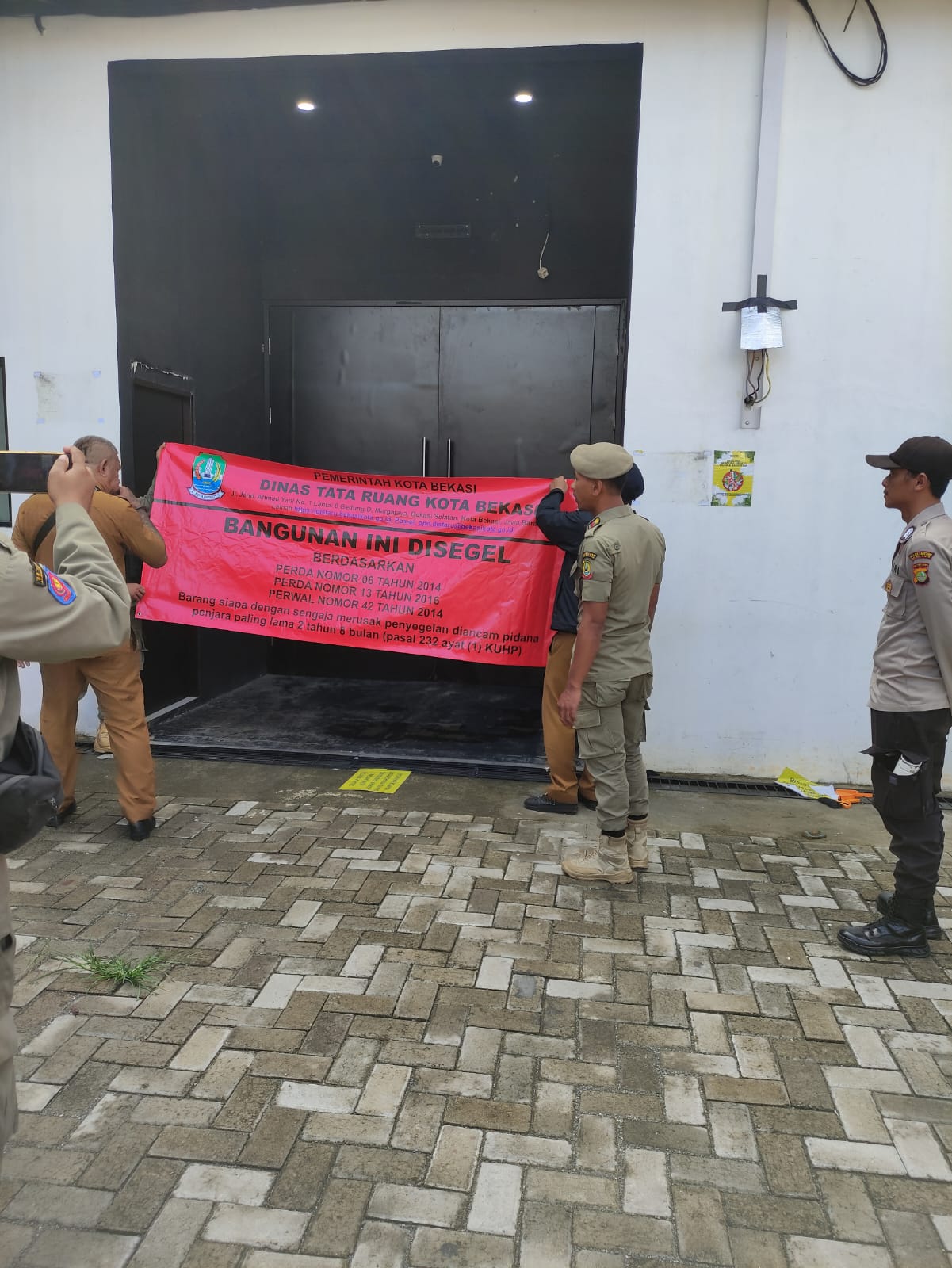 Penyegelan bangunan tak berizin di Kelurahan Pekayon Jaya, Kecamatan Bekasi Selatan, Kota Bekasi, Senin (14/4/2025). Foto: Ist
