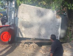 Mobil Box Terperosok di Jalan Raya Perjuangan Bekasi Utara, Lalu Lintas Padat