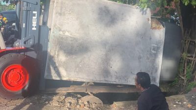 Mobil Box Terperosok di Jalan Raya Perjuangan Bekasi Utara, Lalu Lintas Padat