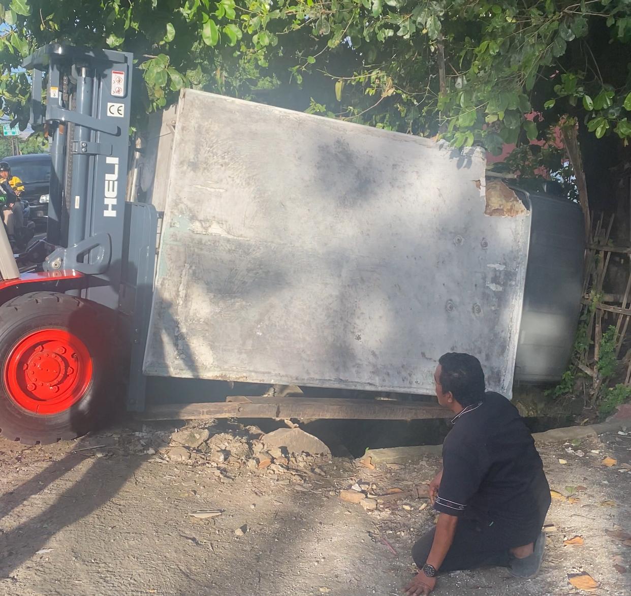 Mobil Box terposok di Jalan Raya Perjuangan, Kelurahan Teluk Pucung, Kecamatan Bekasi Utara, Kota Bekasi., Senin (14/4/2025). Foto: Gobekasi.id