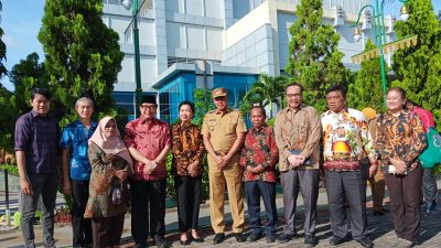 Wali Kota Bekasi Tri Adhianto bersama Ketua Yayasan Bina Tunggal, Zaiman Makmur Affan, Senin (14/4/2025). Foto: Ist