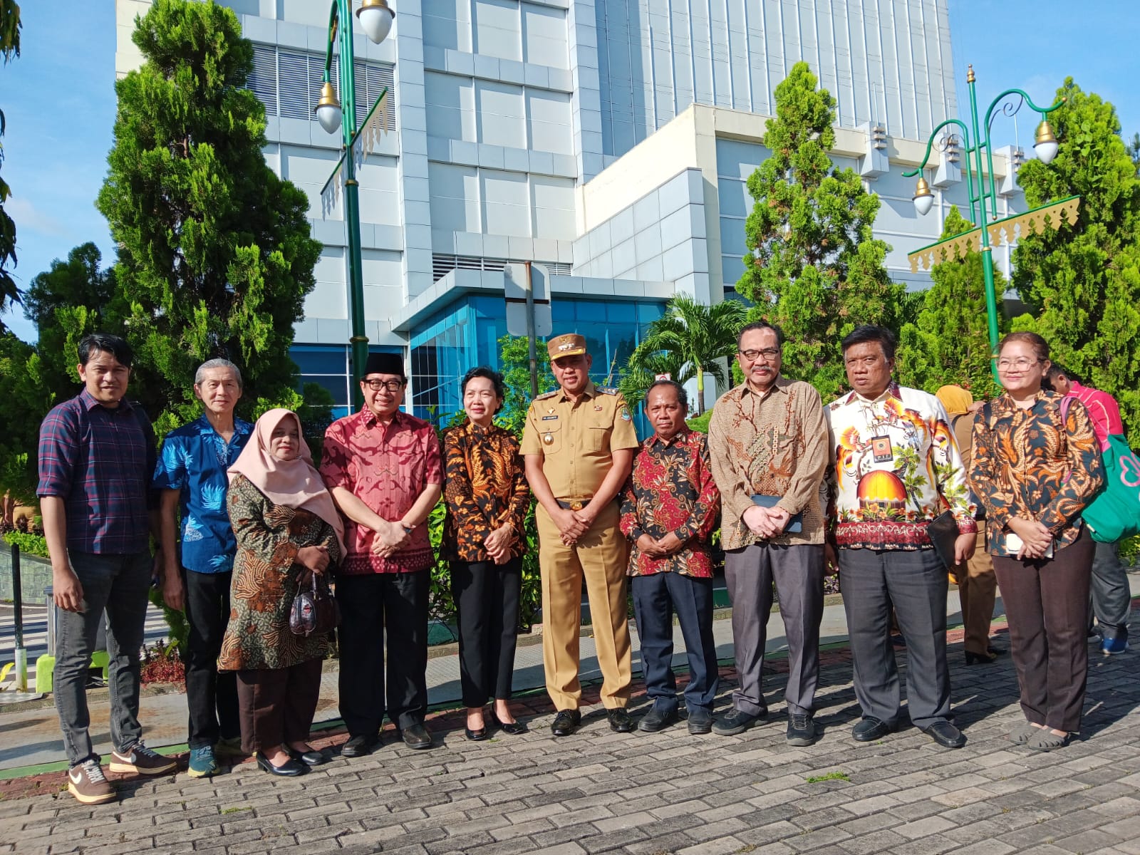 Wali Kota Bekasi Tri Adhianto bersama Ketua Yayasan Bina Tunggal, Zaiman Makmur Affan, Senin (14/4/2025). Foto: Ist