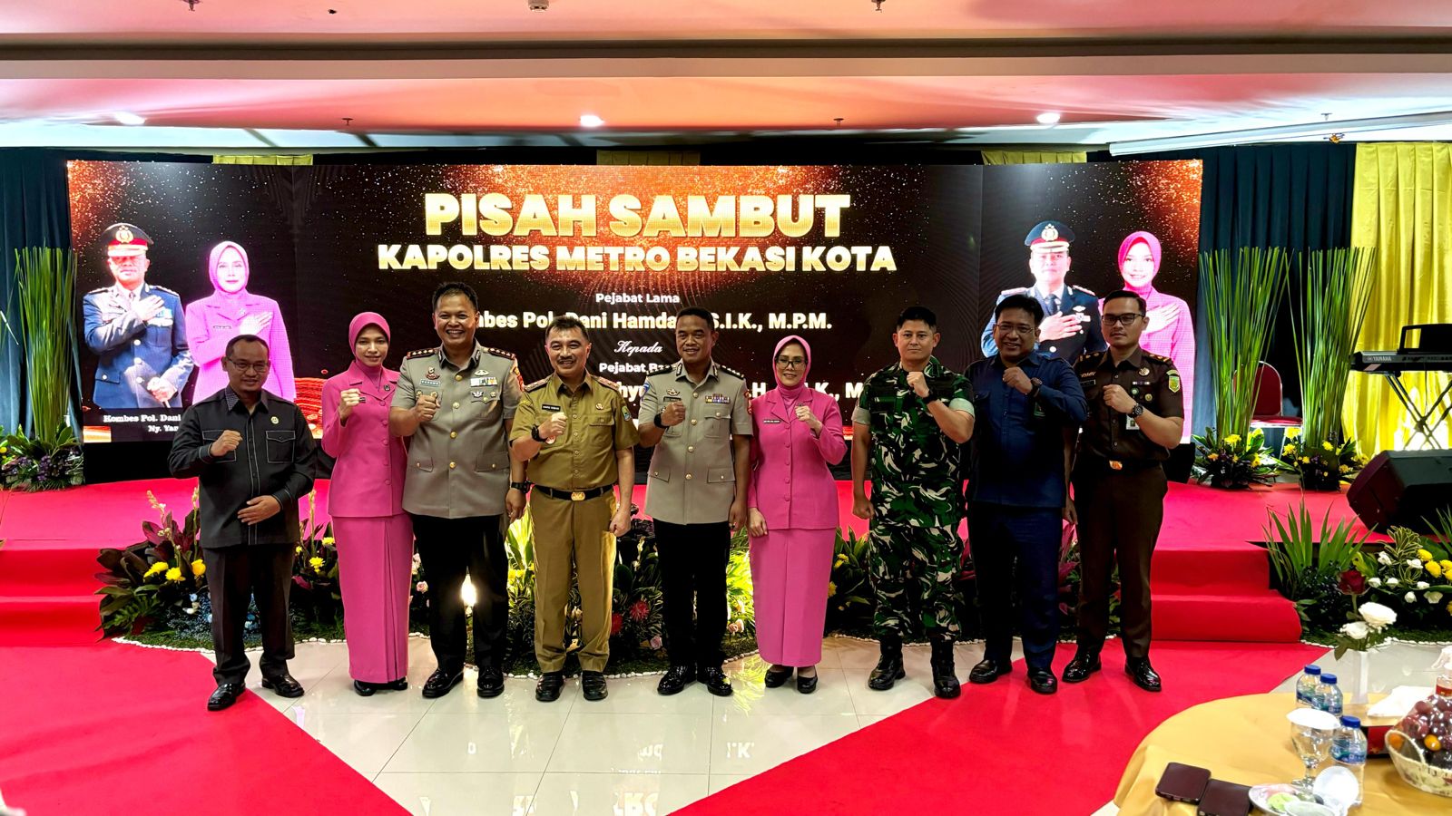 Kombes Pol Kusumo Wahyu Bintoro resmi menjabat sebagai Kapolres Metro Bekasi Kota menggantikan Kombes Pol Dani Hamdani. Serah terima jabatan (sertijab) berlangsung dalam upacara resmi di Mapolres Metro Bekasi Kota, Kecamatan Medansatria, Selasa (15/4/2025).