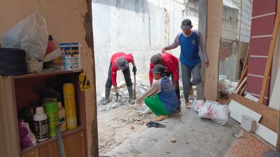 Pekerja saat melakukan pembongkaran bangunan di atas saluran air di Perumahan Pondok Pekayon Indah, Kecamatan Bekasi Selatan, Kota Bekasi. Foto: Ist