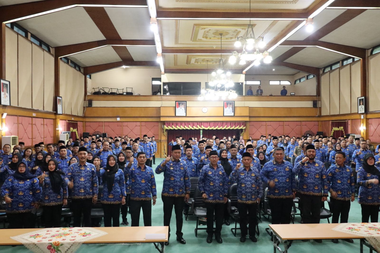 Wali Kota Bekasi, Tri Adhianto dan Sekretaris Daerah, Junaedi bersama para pejabat menggelar kegiatan penandatanganan perjanjian kinerja dan pakta integritas di Balai Patriot, Kamis (17/4/2025). Foto: Ist