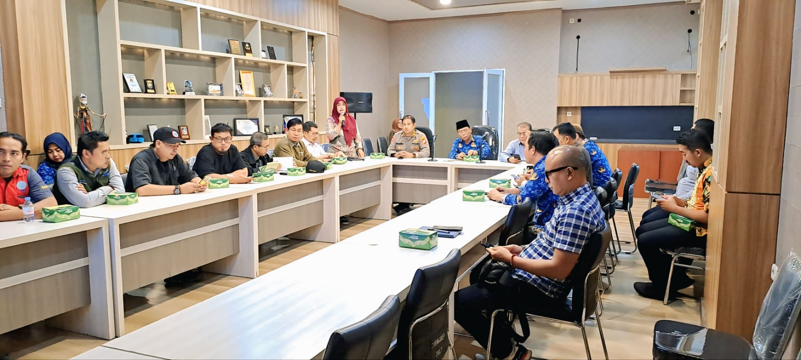 Pemerintah Kota Bekasi melalui Dinas Tenaga Kerja (Disnaker) menggelar rapat koordinasi persiapan peringatan Hari Buruh Internasional (May Day) 2025.