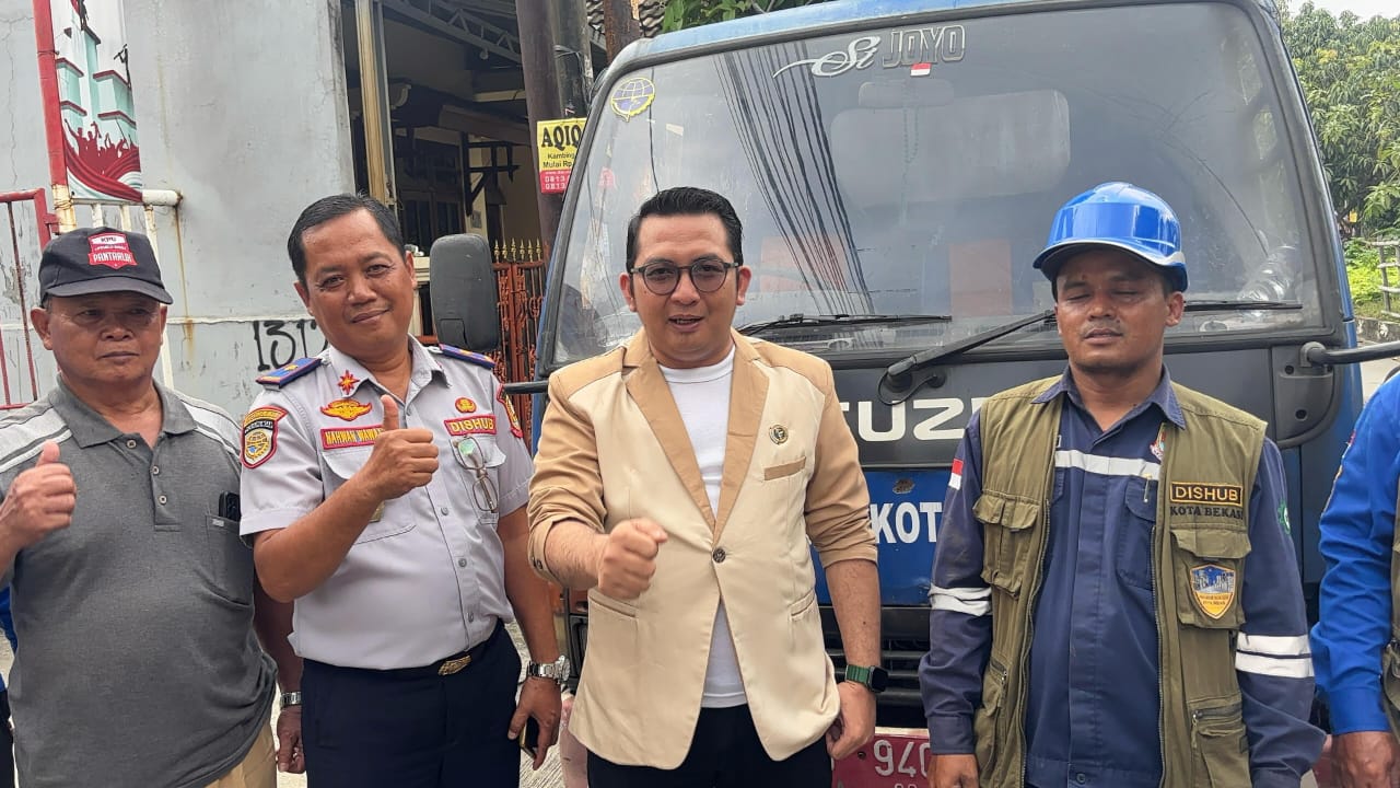 Anggota DPRD Kota Bekasi, Rizki Topananda saat mengunjungi Dishub yang dengan cepat merespon keluhan masyarakat soal PJU mati. Foto: Ist