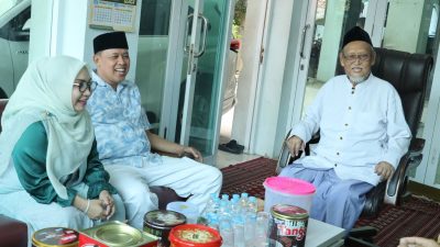 Wali Kota Bekasi, Tri Adhianto, didampingi sang istri, Wiwiek Hargono, melakukan kunjungan langsung ke tujuh tokoh agama Islam di Kota Bekasi, Jumat (18/4/2025).