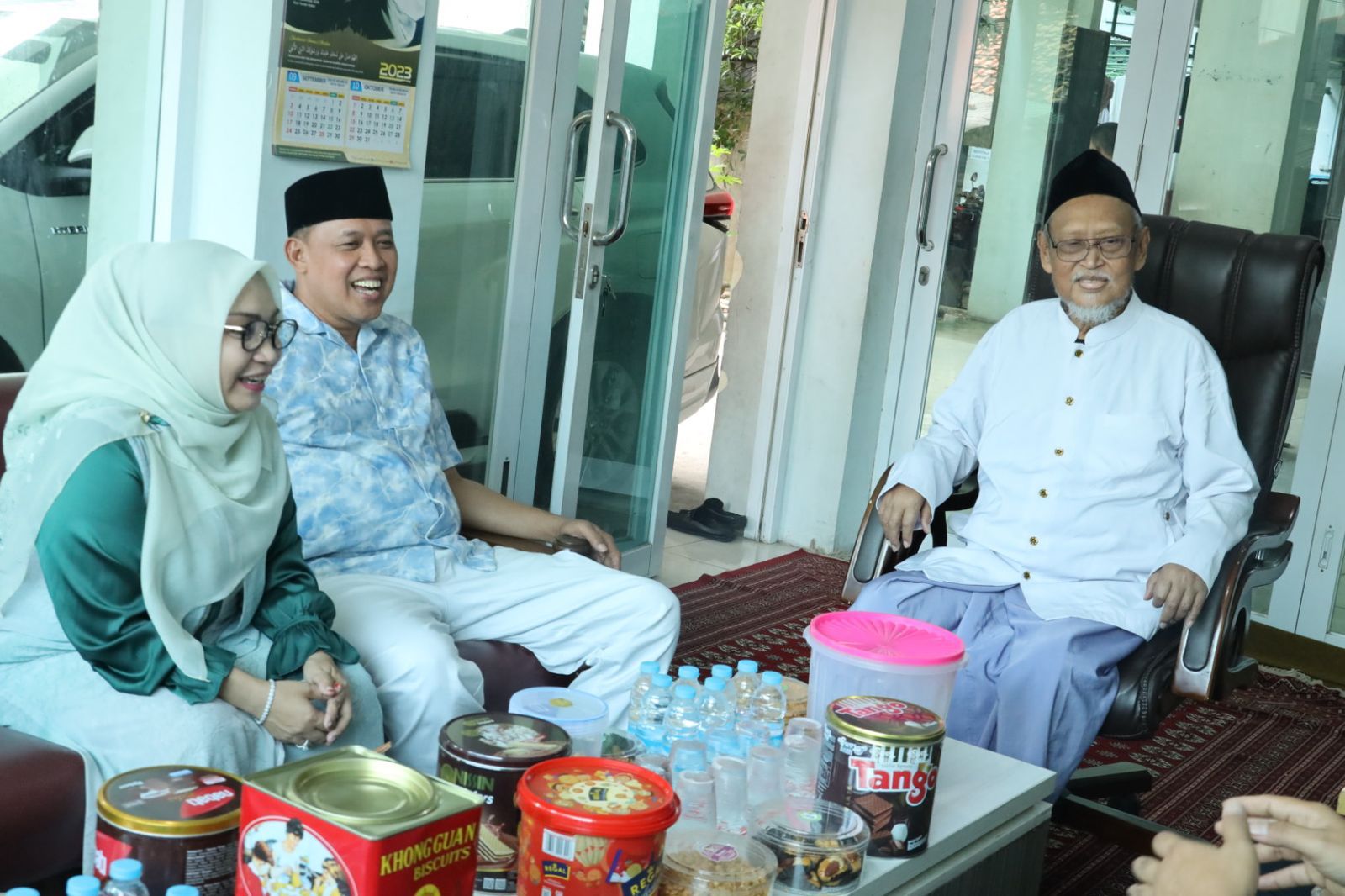 Wali Kota Bekasi, Tri Adhianto, didampingi sang istri, Wiwiek Hargono, melakukan kunjungan langsung ke tujuh tokoh agama Islam di Kota Bekasi, Jumat (18/4/2025).