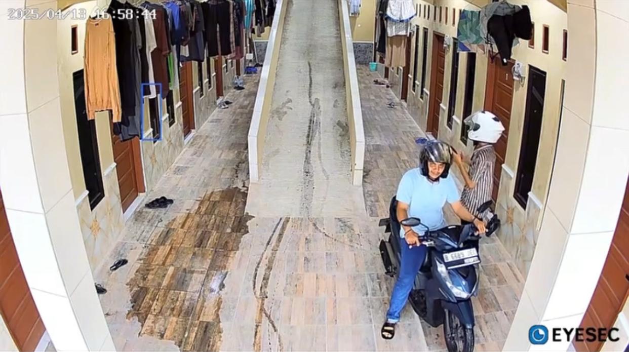 Tangkapan layar CCTV pelaku Curanmor beraksi Wisma Hajar, Kompleks Kukun RT 10/05, Desa Ciantra, Kecamatan Cikarang Selatan, pada Jumat (18/4/2025).