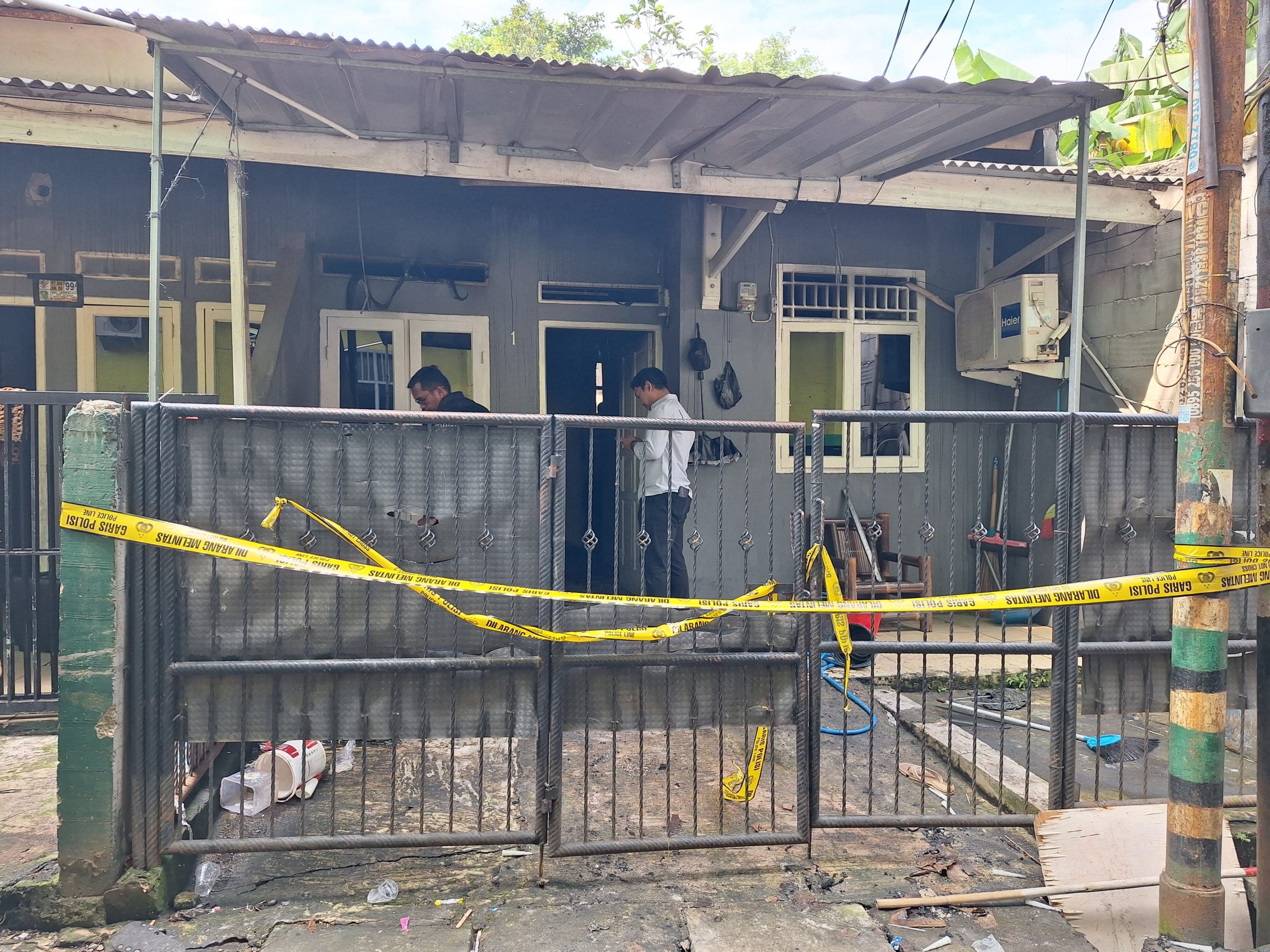 Lokasi kejadian tewasnya ibu muda dan balitanya saat kebakaran melanda rumah di Jatiasih, Kota Bekasi, Selasa (22/4/2025).