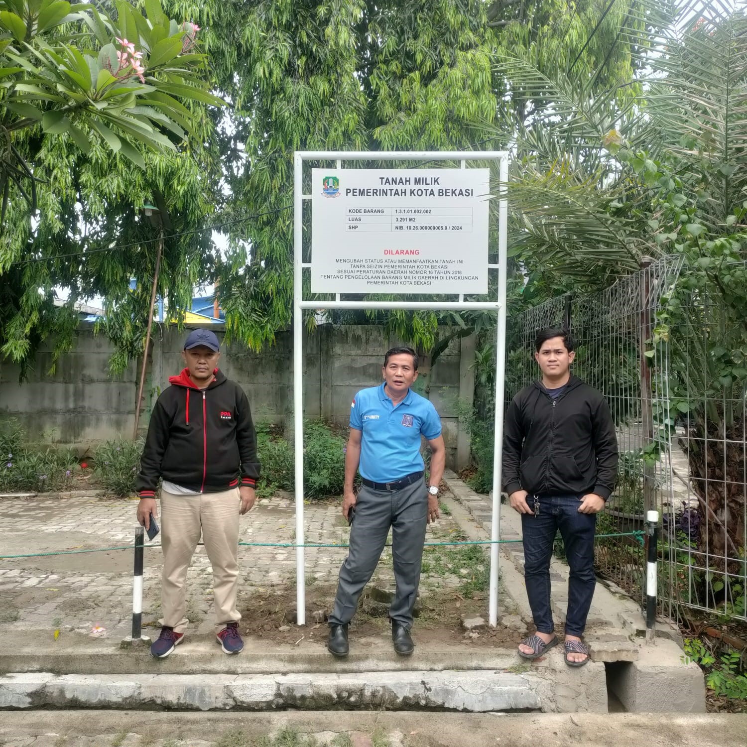 Pemasangan plang aset daerah Kota Bekasi.