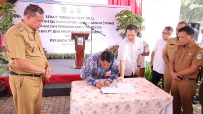 Wali Kota Bekasi, Tri Adhianto, menghadiri acara penyerahan pengelolaan Sistem Penyediaan Air Minum (SPAM) dari PT BNR Property Management kepada Perumda Tirta Patriot, Selasa (22/4/2025), di kawasan Perumahan Vida Bantargebang.