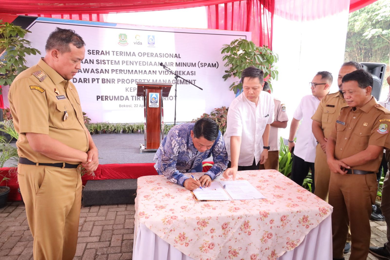 Wali Kota Bekasi, Tri Adhianto, menghadiri acara penyerahan pengelolaan Sistem Penyediaan Air Minum (SPAM) dari PT BNR Property Management kepada Perumda Tirta Patriot, Selasa (22/4/2025), di kawasan Perumahan Vida Bantargebang.