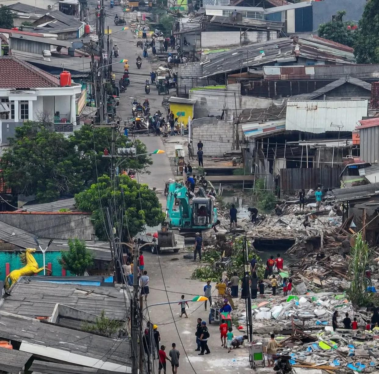 Kota Bekasi - Pembongkaran Bangunan Liar di bantaran Kali Baru, Tambun Selatan, Kabupaten Bekasi. Foto: Instagram ilprincipino87_aerial_fpv