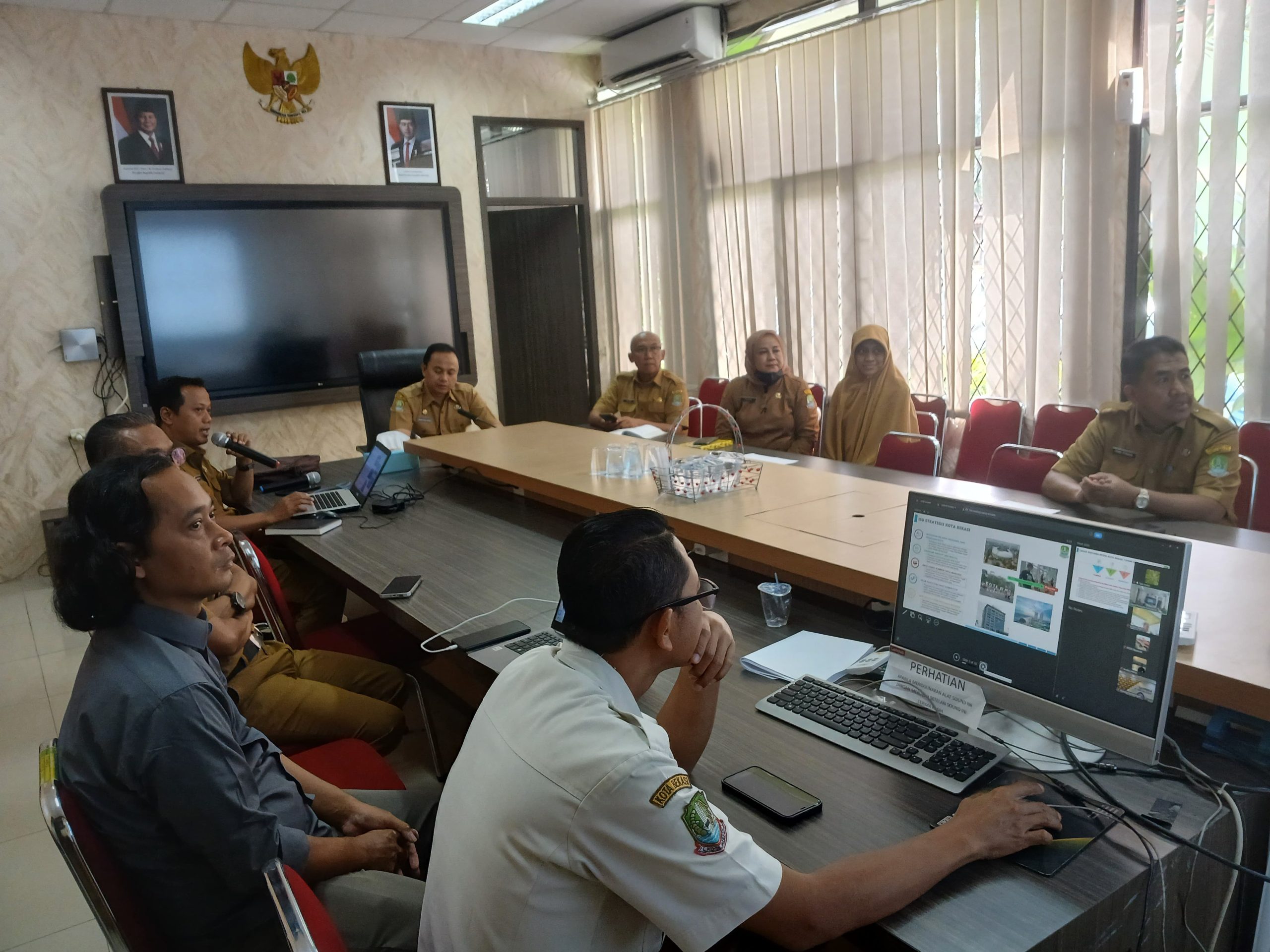 Bappelitbangda Kota Bekasi menggelar konsultasi Rancangan Awal RPJMD Kota Bekasi Tahun 2025–2029 bersama Tim Fasilitasi Bappeda Provinsi Jawa Barat pada Selasa (22/4/2025) secara daring melalui Zoom Meeting.
