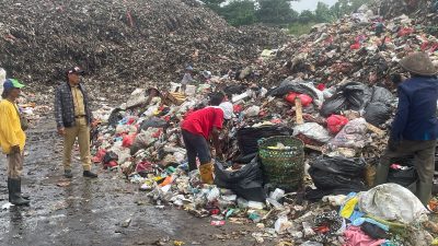 DLH Kota Bekasi meninjau lokasi penemuan Limbah Medis di TPA Sumur Batu, Selasa (22/4/2025). Foto: Ist