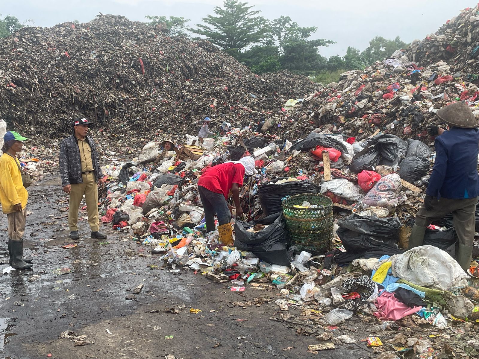 DLH Kota Bekasi meninjau lokasi penemuan Limbah Medis di TPA Sumur Batu, Selasa (22/4/2025). Foto: Ist
