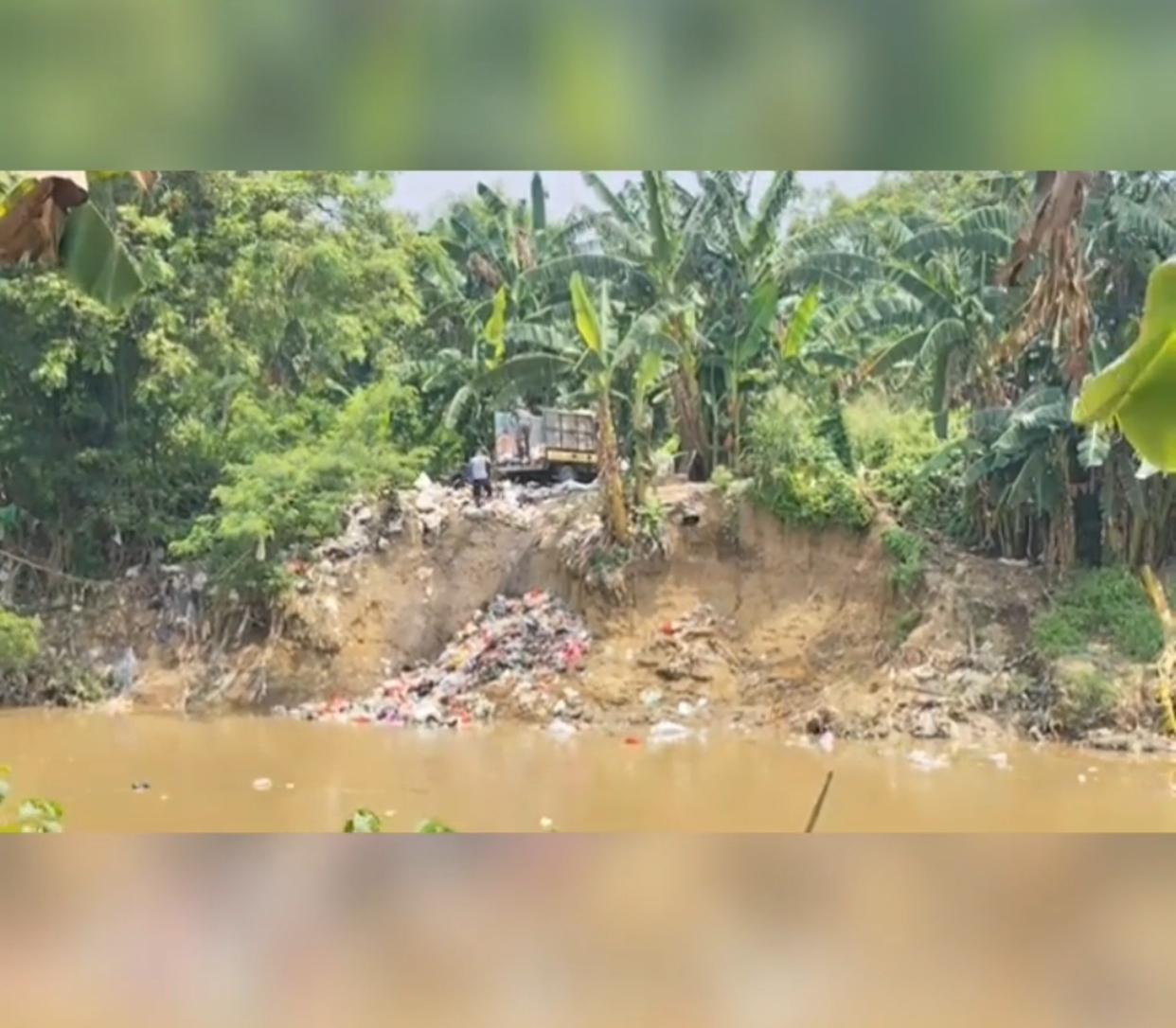Kabupaten Bekasi - Tangkapan layar Youtube J2P Channel yang menampilkan pembuangan sampah ilegal ke Kali Bekasi di Kebalen, Babelan, Kabupaten Bekasi.