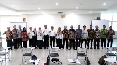 Direktur RSUD CAM, Kusnanto Saidi dan Ketua Tim Rekrutmen SPI sekaligus Wakil Direktur Umum dan Keuangan RSUD CAM, Yuli Swastiawati bersama 13 calon Satuan Pengawas Internal (SPI) periode 2025–2030. Foto: Ist