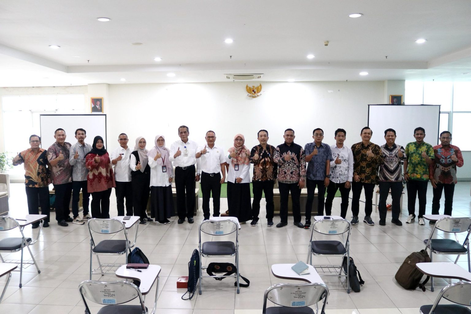 Direktur RSUD CAM, Kusnanto Saidi dan Ketua Tim Rekrutmen SPI sekaligus Wakil Direktur Umum dan Keuangan RSUD CAM, Yuli Swastiawati bersama 13 calon Satuan Pengawas Internal (SPI) periode 2025–2030. Foto: Ist