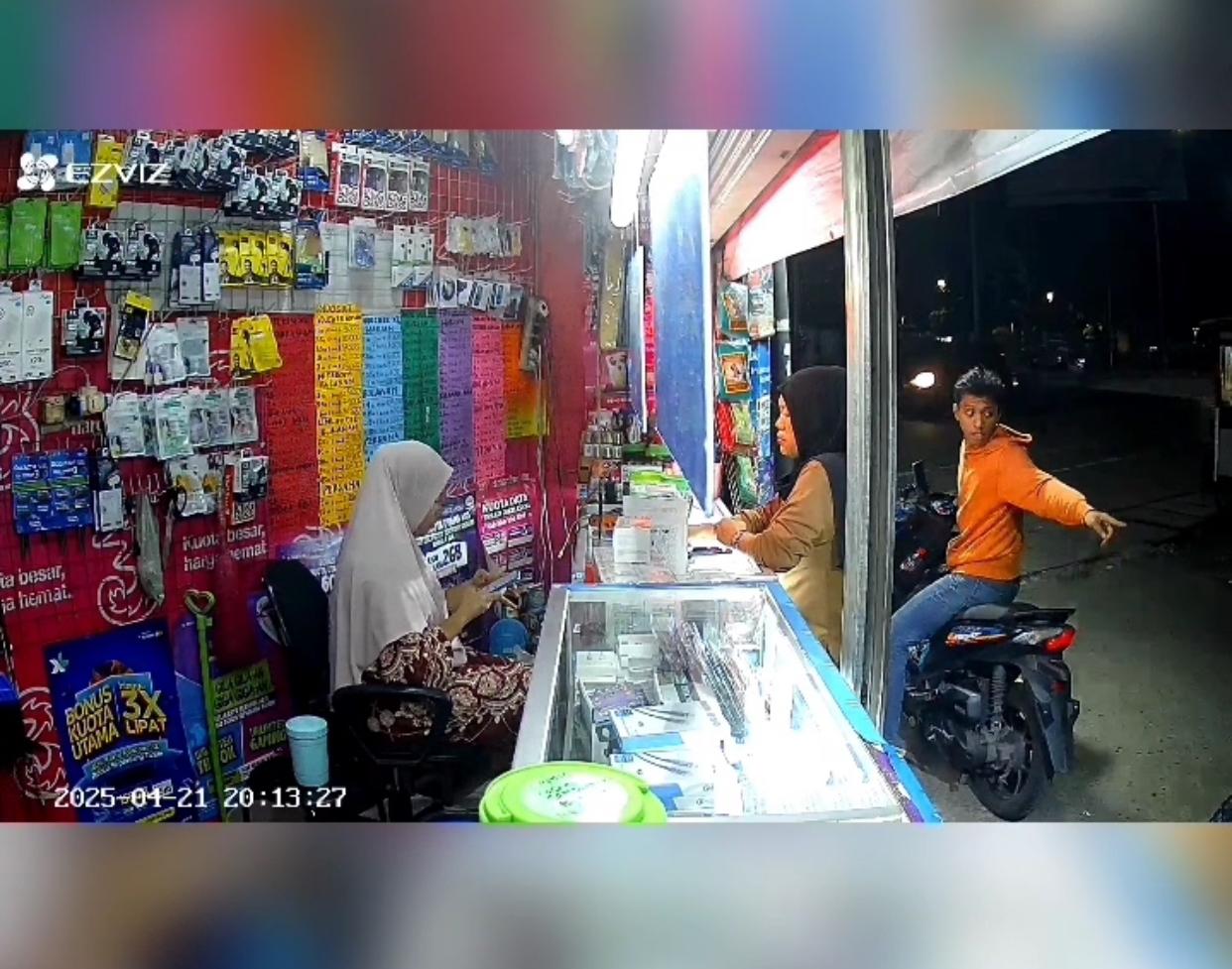 Motor Honda Beat milik bocah 14 tahun asal Bekasi timur dibawa kabur pria berhoodie oranye.