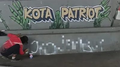Aksi vandalisme di bawah tugu Kolong Tol Becakayu, Jalan KH Noer Ali, Kota Bekasi dibersihkan oleh DBMSDA. Foto: Ist