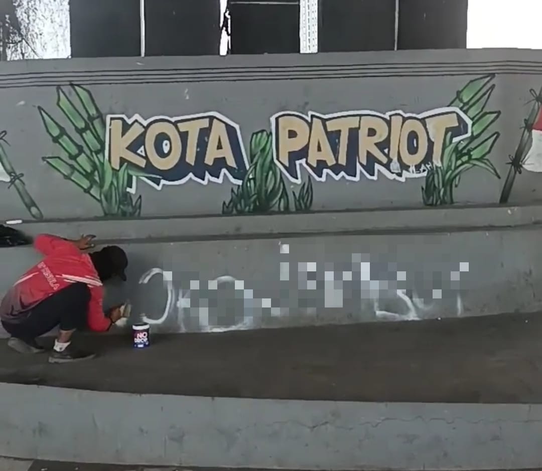 Aksi vandalisme di bawah tugu Kolong Tol Becakayu, Jalan KH Noer Ali, Kota Bekasi dibersihkan oleh DBMSDA. Foto: Ist