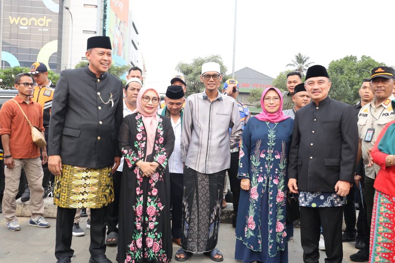 Wali Kota Bekasi Tri Adhianto dan Wakil Wali Kota Bekasi Harris Bobihoe menghadiri Lebaran Bekasi 2025 di Taman Plaza Patriot Candrabhaga.