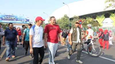 Wali Kota Bekasi Tri Adhianto saat mengikuti CFD perdana pasca libur Ramadan dan Idul Fitri, Minggu (27/4/2025). Foto: Ist