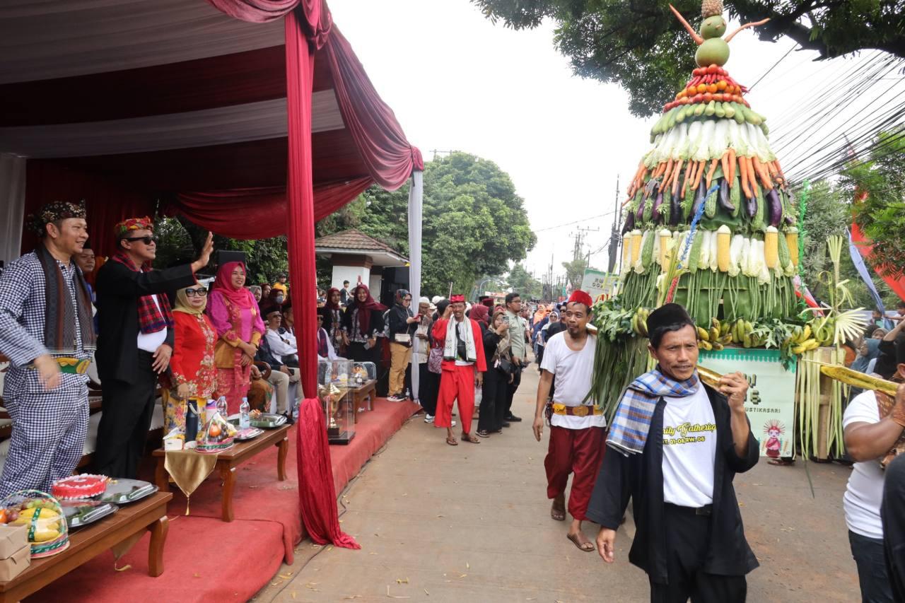 Festival Adu Bedug dan Dondang di Kecamatan Mustika Jaya kembali digelar dengan penuh meriah, menandai pelaksanaan yang ke-18, pada Minggu (27/4/2025).
