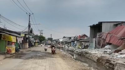 Pembongkaran bangli untuk pelebaran ruas jalan di Tambun. Foto: Gobekasi.id