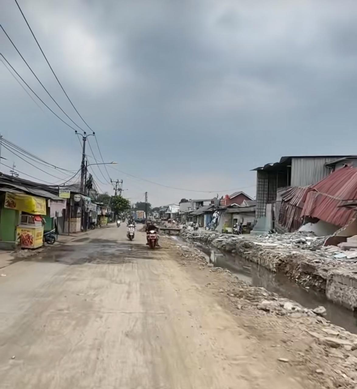 Pembongkaran bangli untuk pelebaran ruas jalan di Tambun. Foto: Gobekasi.id
