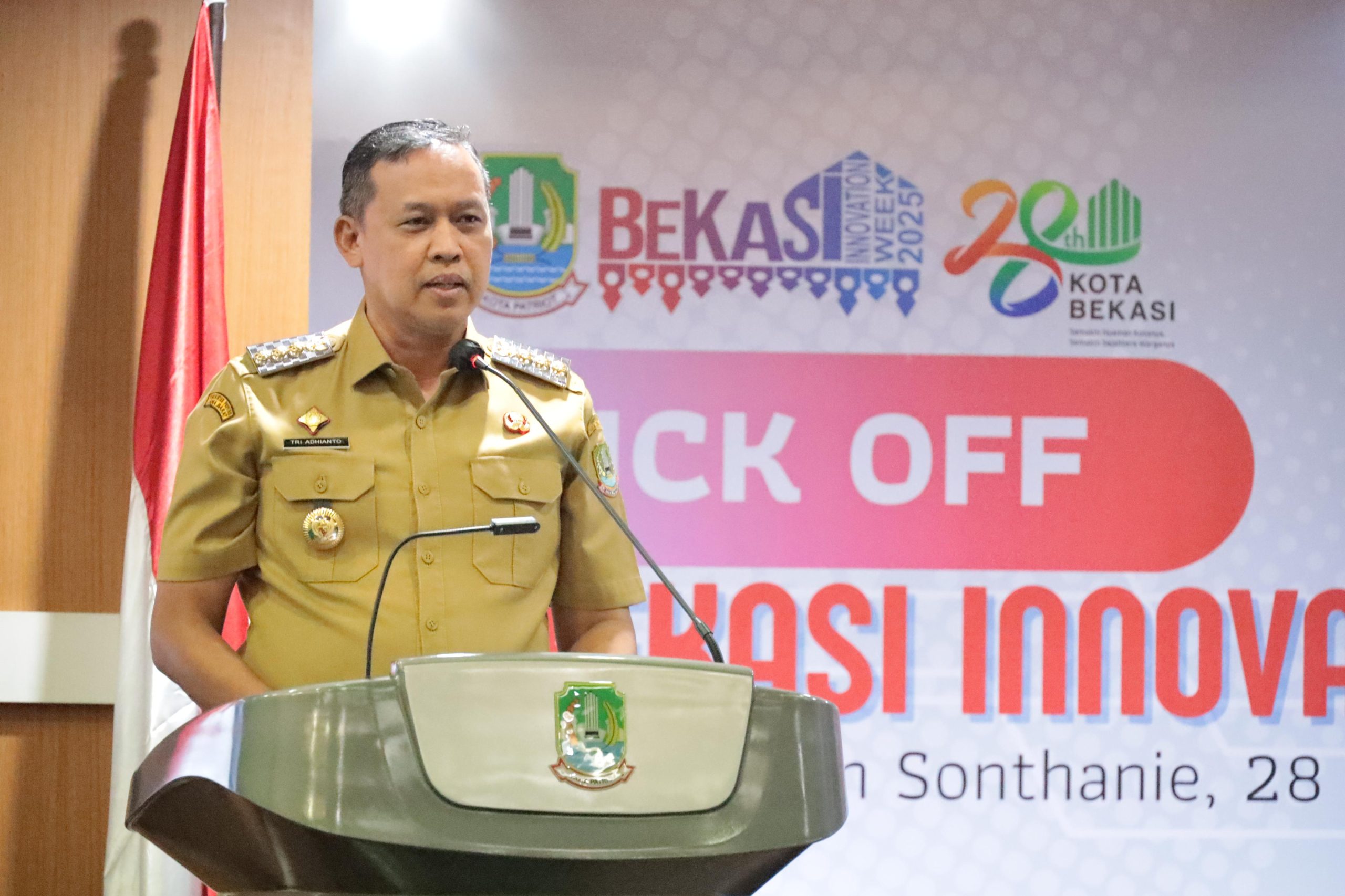 Wali Kota Bekasi, Tri Adhianto, secara resmi membuka kegiatan Kick Off Bekasi Innovation Week 2025 yang berlangsung di Aula Nonon Sonthanie, Gedung D, pada Senin (28/4/2025).