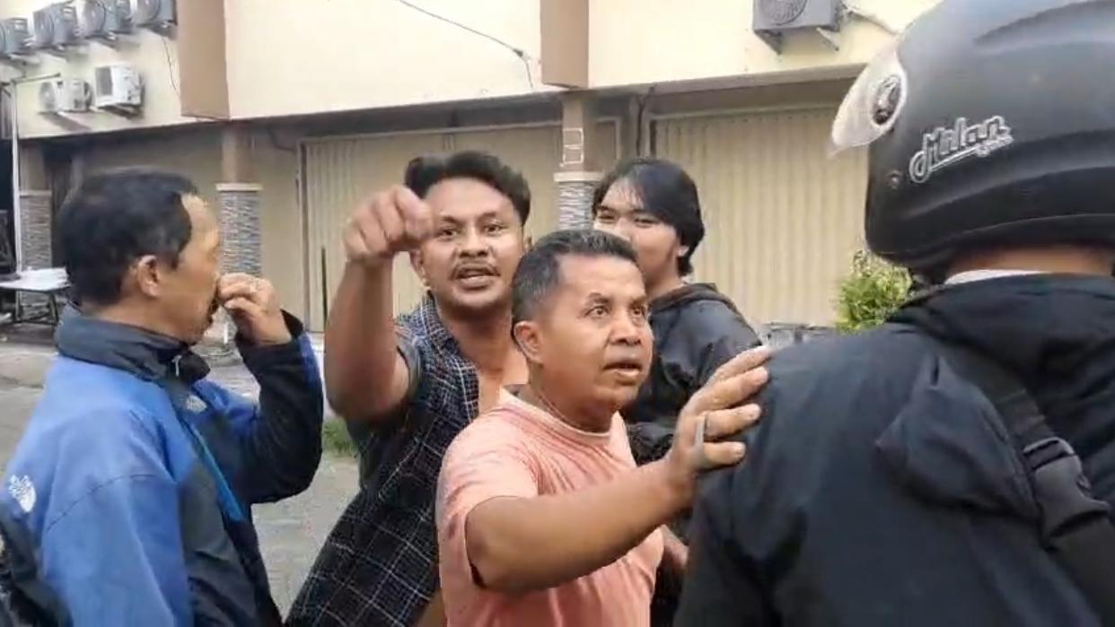 Seorang pria tidak dikenal mengintimidasi jurnalis yang bertugas melakukan aktivitas peliputan di ruko penyalur tenaga kerja bodong di Bekasi Timur, Senin (28/4/2025).