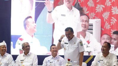 Wakil Wali Kota Bekasi, Abdul Harris Bobihoe, bersama Sekretaris TP PKK Kota Bekasi, Wuri Handayani, menghadiri Rapat Koordinasi (Rakor) Gawe Rancange, Pak Kades Jeung Pak Lurah Jabar yang digelar di Gedung Bale Asri Pusdai, Bandung, Jawa Barat, Senin (28/4/2025).