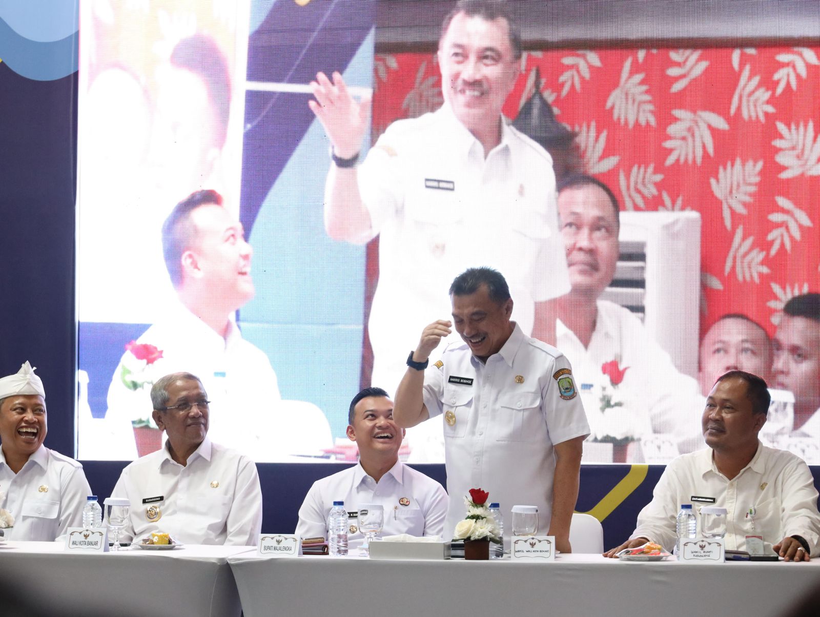 Wakil Wali Kota Bekasi, Abdul Harris Bobihoe, bersama Sekretaris TP PKK Kota Bekasi, Wuri Handayani, menghadiri Rapat Koordinasi (Rakor) Gawe Rancange, Pak Kades Jeung Pak Lurah Jabar yang digelar di Gedung Bale Asri Pusdai, Bandung, Jawa Barat, Senin (28/4/2025).