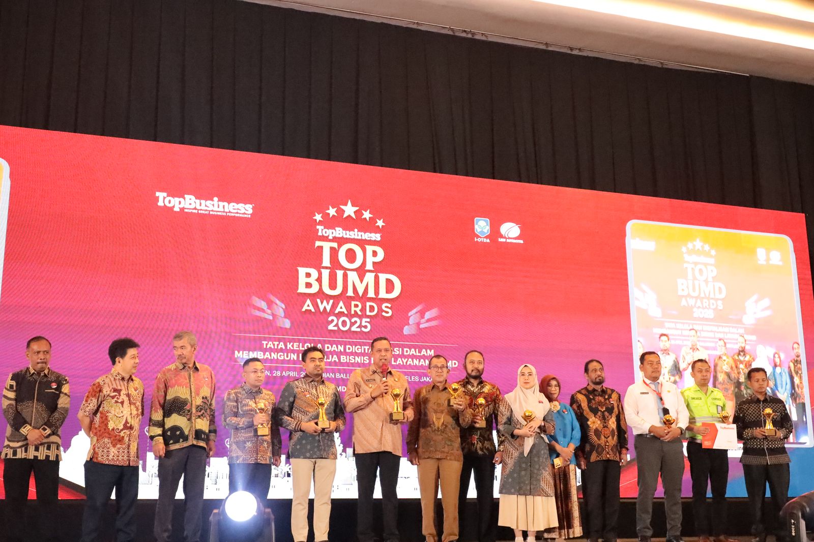 Wali Kota Bekasi, Tri Adhianto, menghadiri ajang Top BUMD Awards 2025 yang digelar pada Senin (28/4/2025), di Dian Ballroom, Hotel Raffles Jakarta.