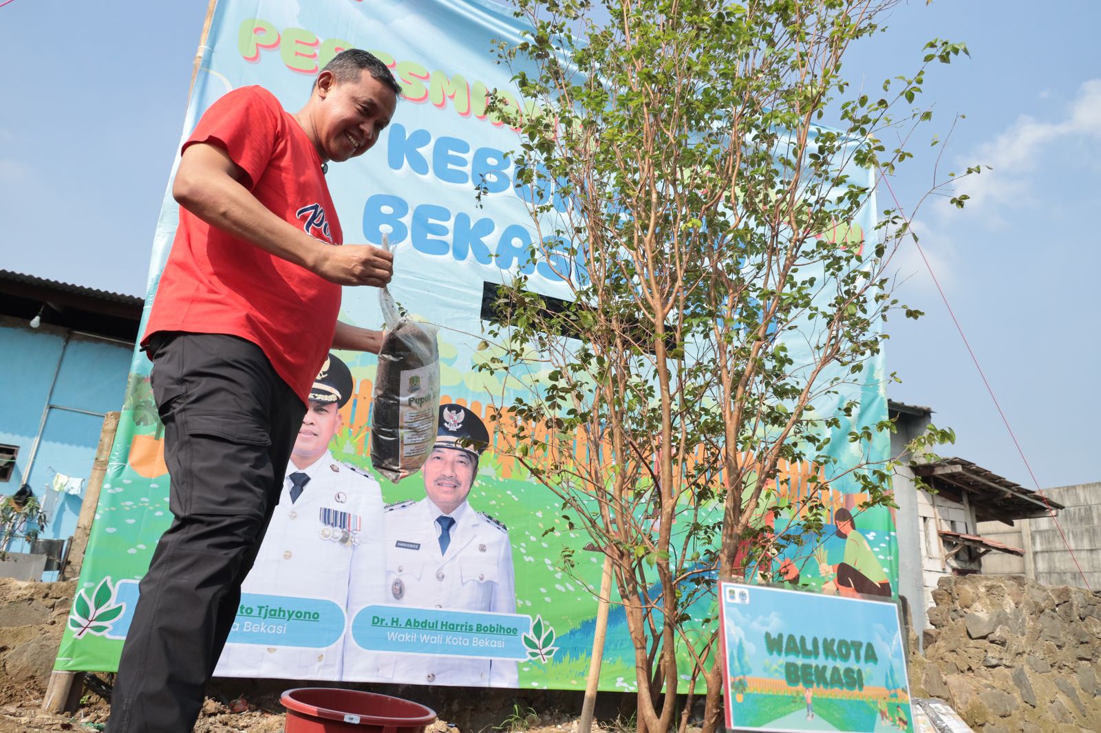 Wali Kota Bekasi, Tri Adhianto, meresmikan Kebun Buah Bekasi Keren sekaligus memimpin penanaman pohon bersama warga di kawasan Kali Baru, Kecamatan Medan Satria, Selasa (29/4/2025).