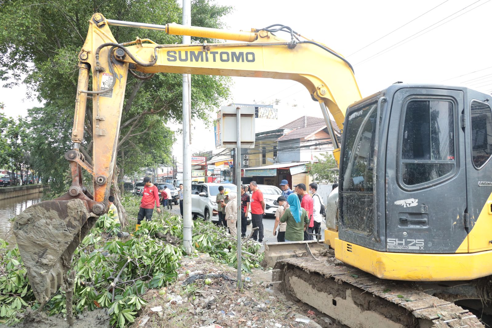 Wali Kota Bekasi, Tri Adhianto, melakukan kunjungan kerja ke Jalan Pangeran Jayakarta, Kecamatan Medan Satria, untuk memantau langsung proses penertiban bangunan liar (bangli) dan pengerukan saluran air yang sedang berlangsung di kawasan tersebut.