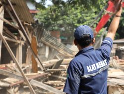 Pemkot Bekasi Bongkar Empat Bangunan Liar di Jatibening Baru