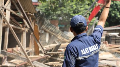Sebanyak empat bangunan liar yang berdiri di atas lahan milik Pemerintah Kota Bekasi, tepatnya di Jalan Marnaputra, Komplek Jatibening Baru, RW 07, dibongkar oleh tim gabungan dari sejumlah dinas Pemkot Bekasi, Selasa (29/4/2025).