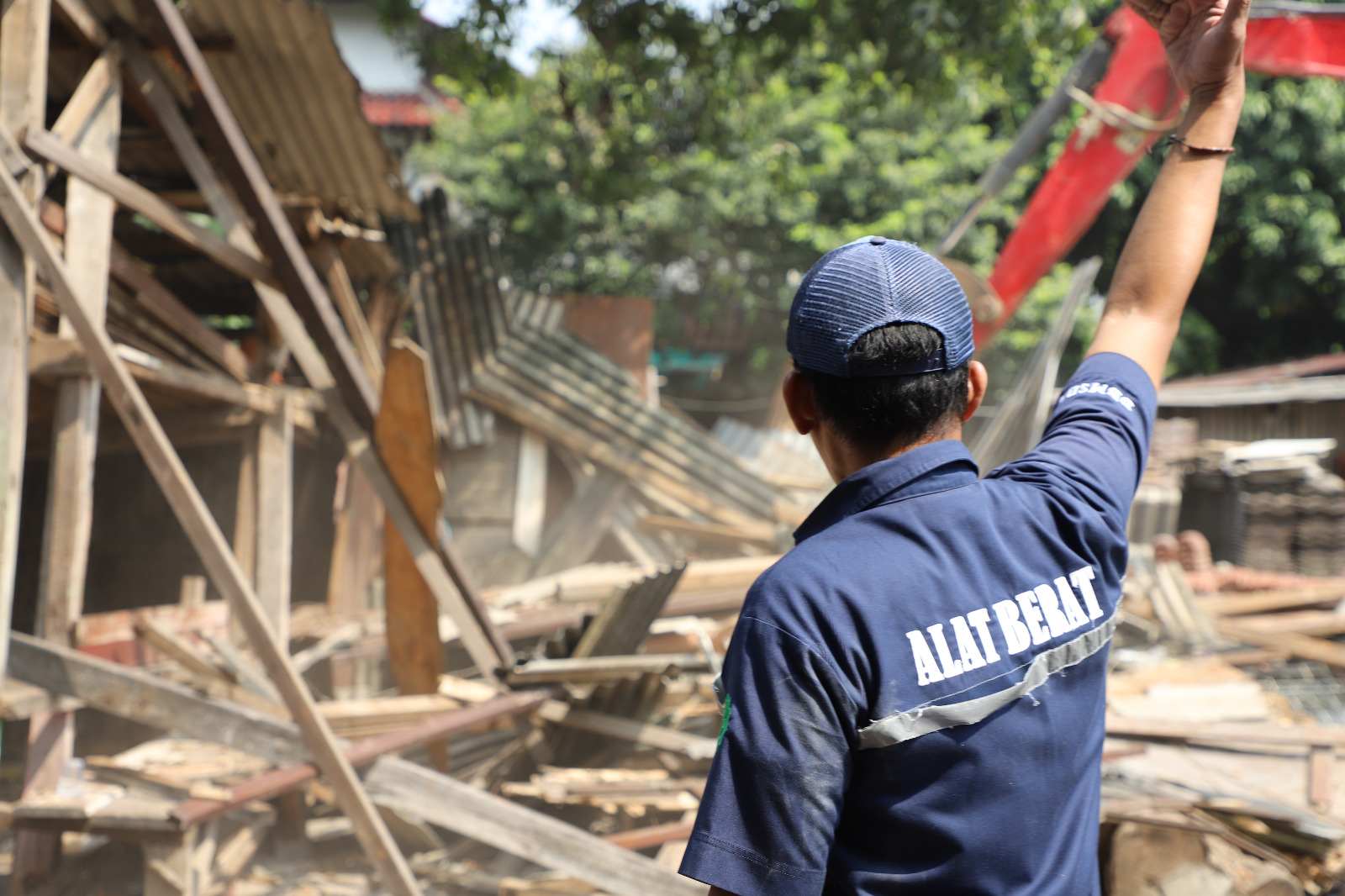 Sebanyak empat bangunan liar yang berdiri di atas lahan milik Pemerintah Kota Bekasi, tepatnya di Jalan Marnaputra, Komplek Jatibening Baru, RW 07, dibongkar oleh tim gabungan dari sejumlah dinas Pemkot Bekasi, Selasa (29/4/2025).