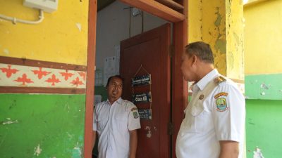 Wali Kota Bekasi, Tri Adhianto menyidak SD Negeri Margahayu II dan VIII, Bekasi Timur atas laporan warga yang menyebut jika toilet disana sangat tidak terawat, Rabu (30/4/2025). Foto: Ist