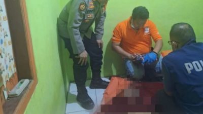 Polisi saat mengidentifikasi jasad wanita muda yang tewas dalam kontrakan transit di Cibitung, Kabupaten Bekasi. Foto: ist