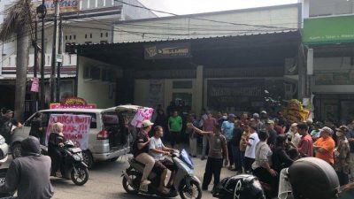 Warga Duta Harapan melakukan aksi unjuk rasa penutupan usaha Billiar, Senin (21/4/2025). Foto: Ist