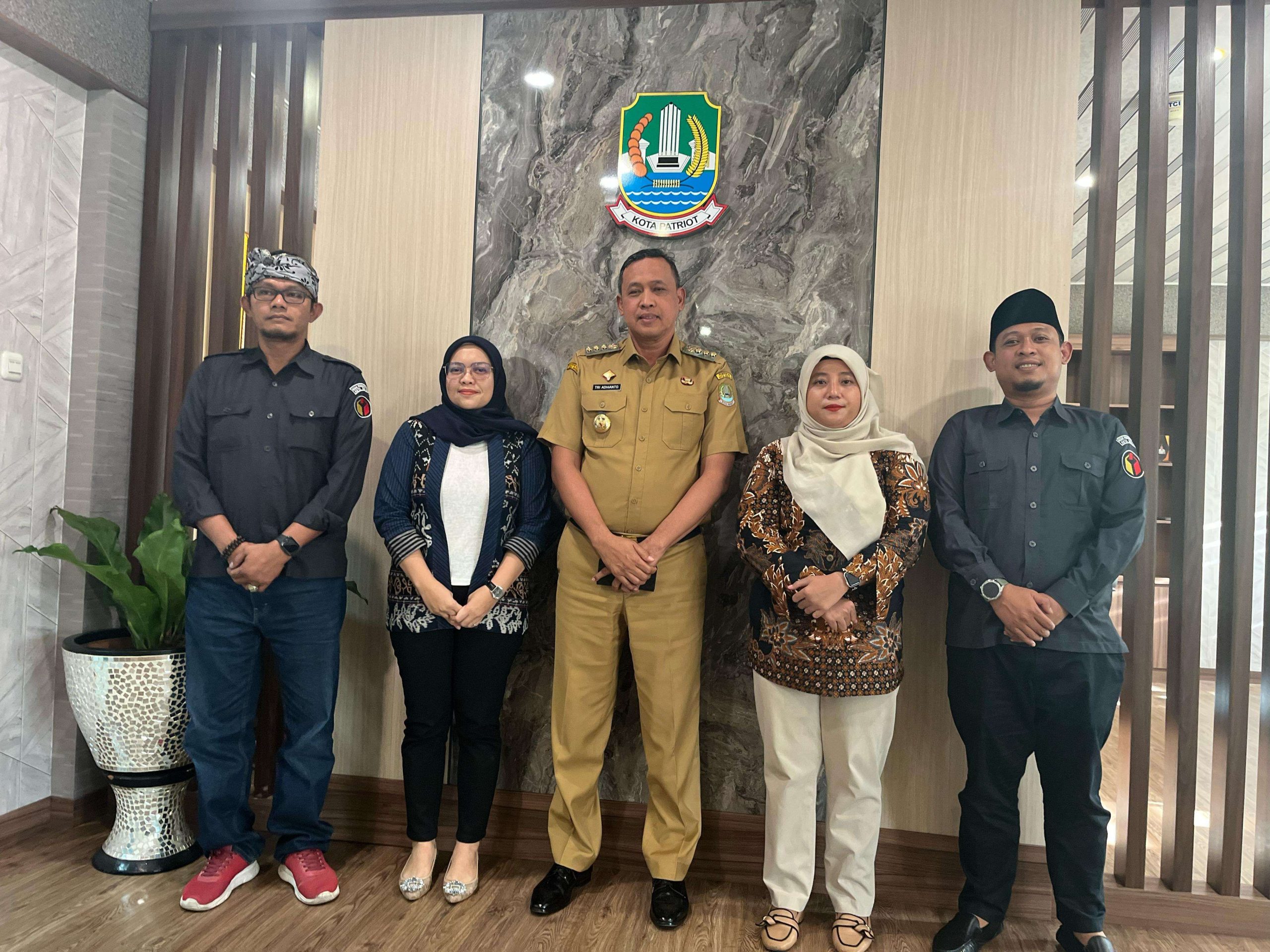 Jajaran Bawaslu bersama Wali Kota Bekasi Tri Adhianto.