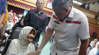Wali Kota Bekasi Tri Adhianto saat meyambangi lansia